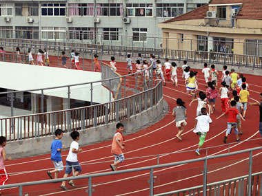 UNBELIEVABLE! Check out The Race Track on The Rooftop of a Primary School in China