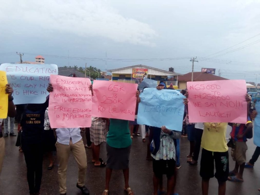 JUST IN: LAUTECH Students Protest Fee Hike To N250,000 (Photos)