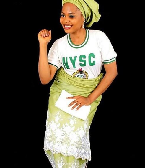 Lady Turns Her NYSC Uniform Into a Wrapper and Blouse, Rocks it as She Passes Out (Photos)