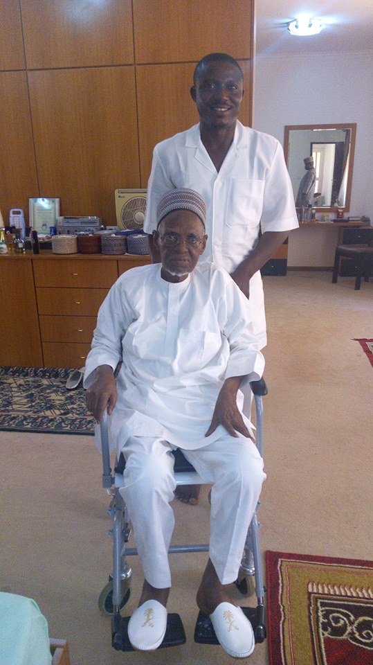 Health Worker Shares Picture Of Shehu Shagari Before His Death In Abuja.