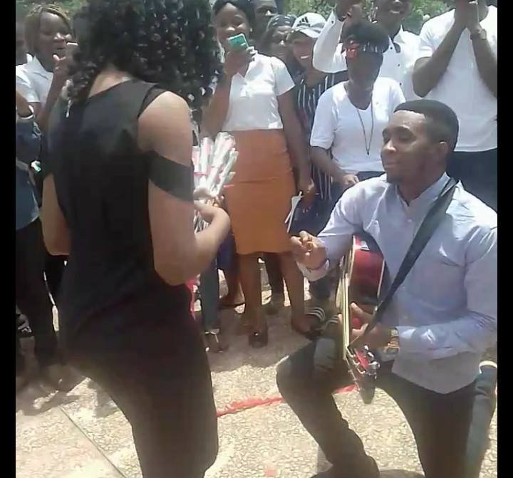 Love the air! Young Man Proposes His Longtime Girlfriend at the University of Abia (Photos)