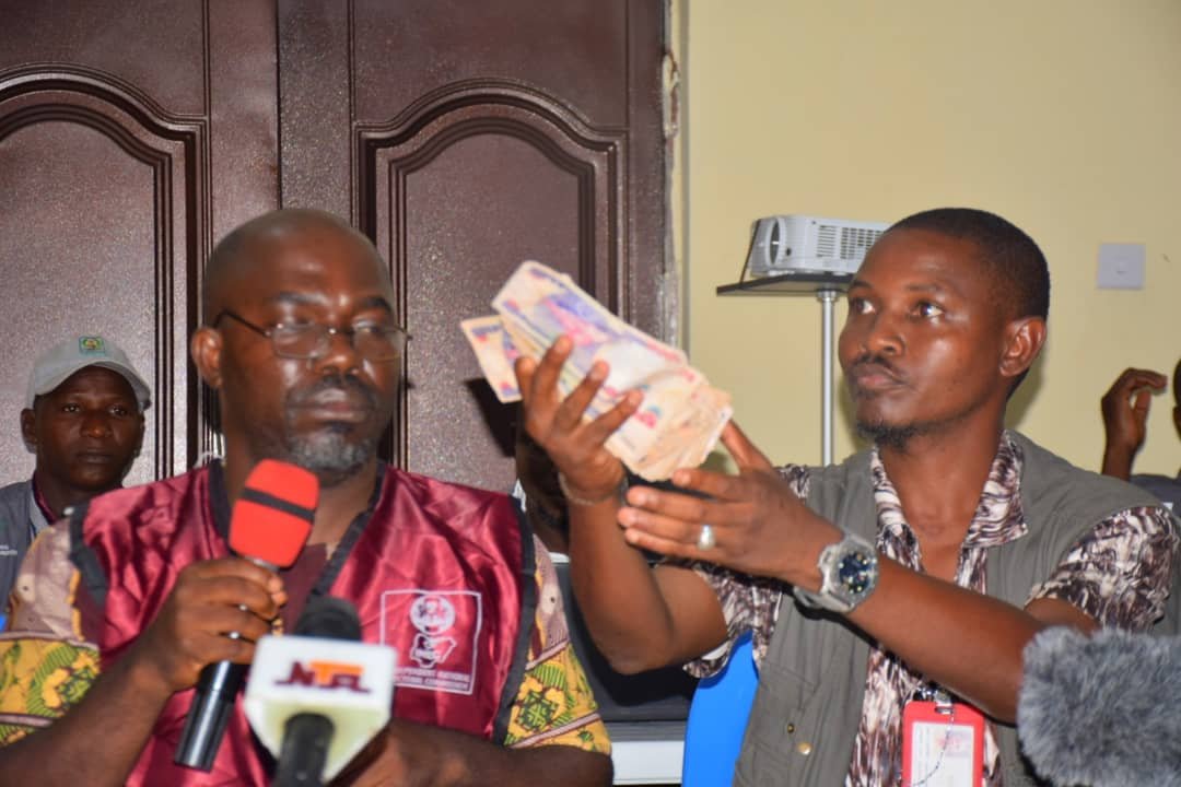 #KogiDecides: INEC Collation Officer Presents N50,000 Bribe Offered By Politicians (Photo)