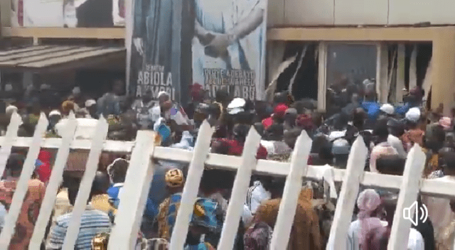 Nigerians fight over Food at Oyo Ex-Governor, late Senator Abiola Ajimobi,  Burial (Video)