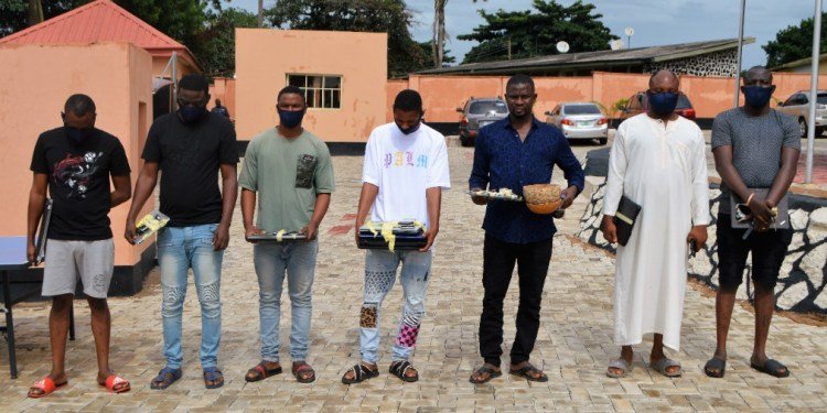 In Ibadan, EFCC Arrests Brothers, Three Others For Alleged Internet Fraud