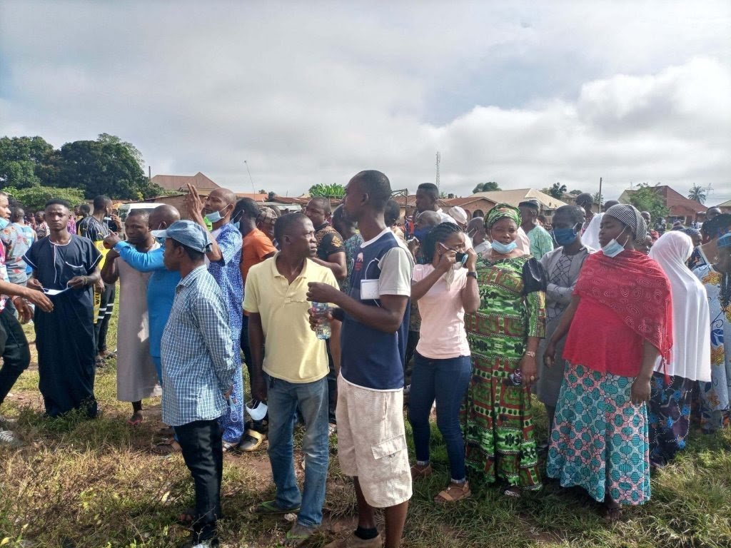 #EdoDecides: Voters Scramble For Cash As APC Leaders Allegedly Share Money (Video)