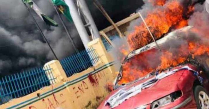 #ENDSARS: Officers Feared Dead As Hoodlums Burn Ojoo Police Station (VIDEO)