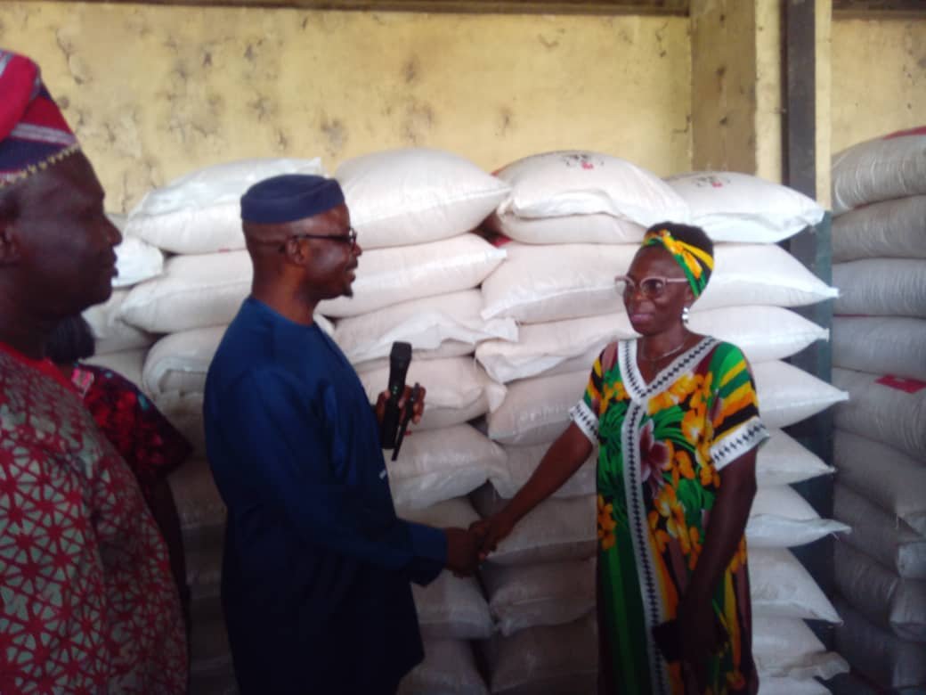 Oyo Govt. Distributes 16,000 Bags of Maize To Poultry Farmers