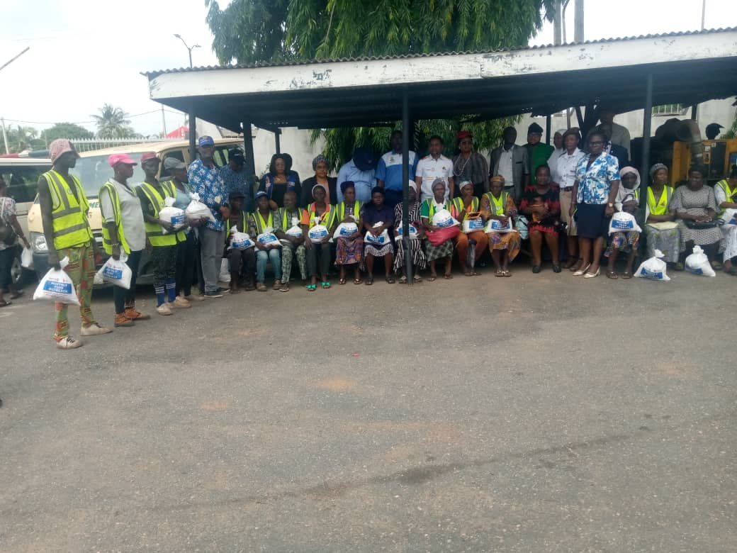 Social Club Donates Food Items to 80 Oyo Road Sweepers